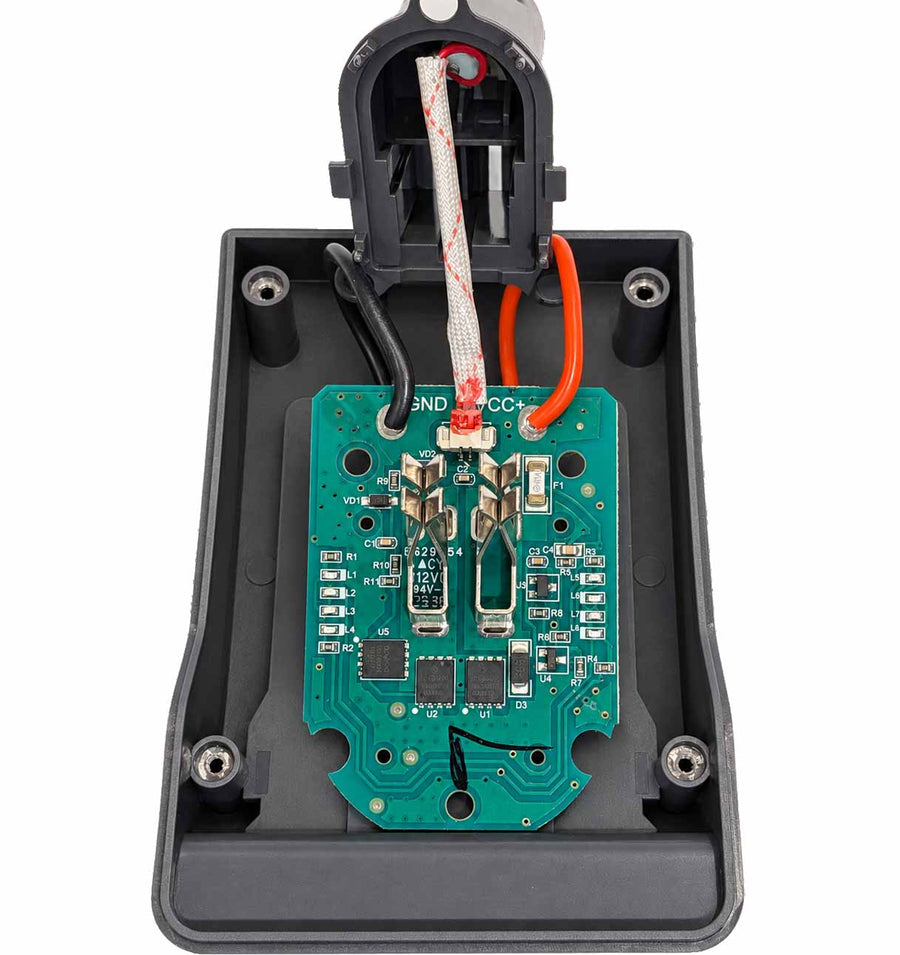 DeWalt 20V MAX to Dyson V6 battery adapter: Inside the adapter
